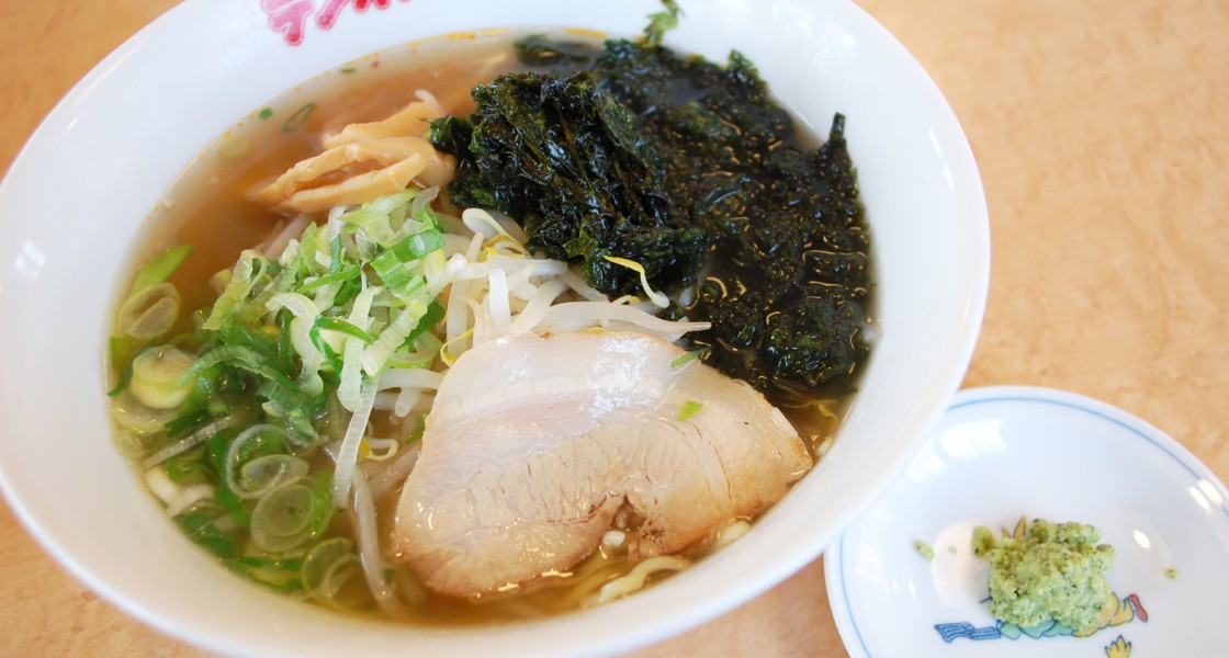 【しじみラーメン】青シソわさびをお好みでとかして食べる