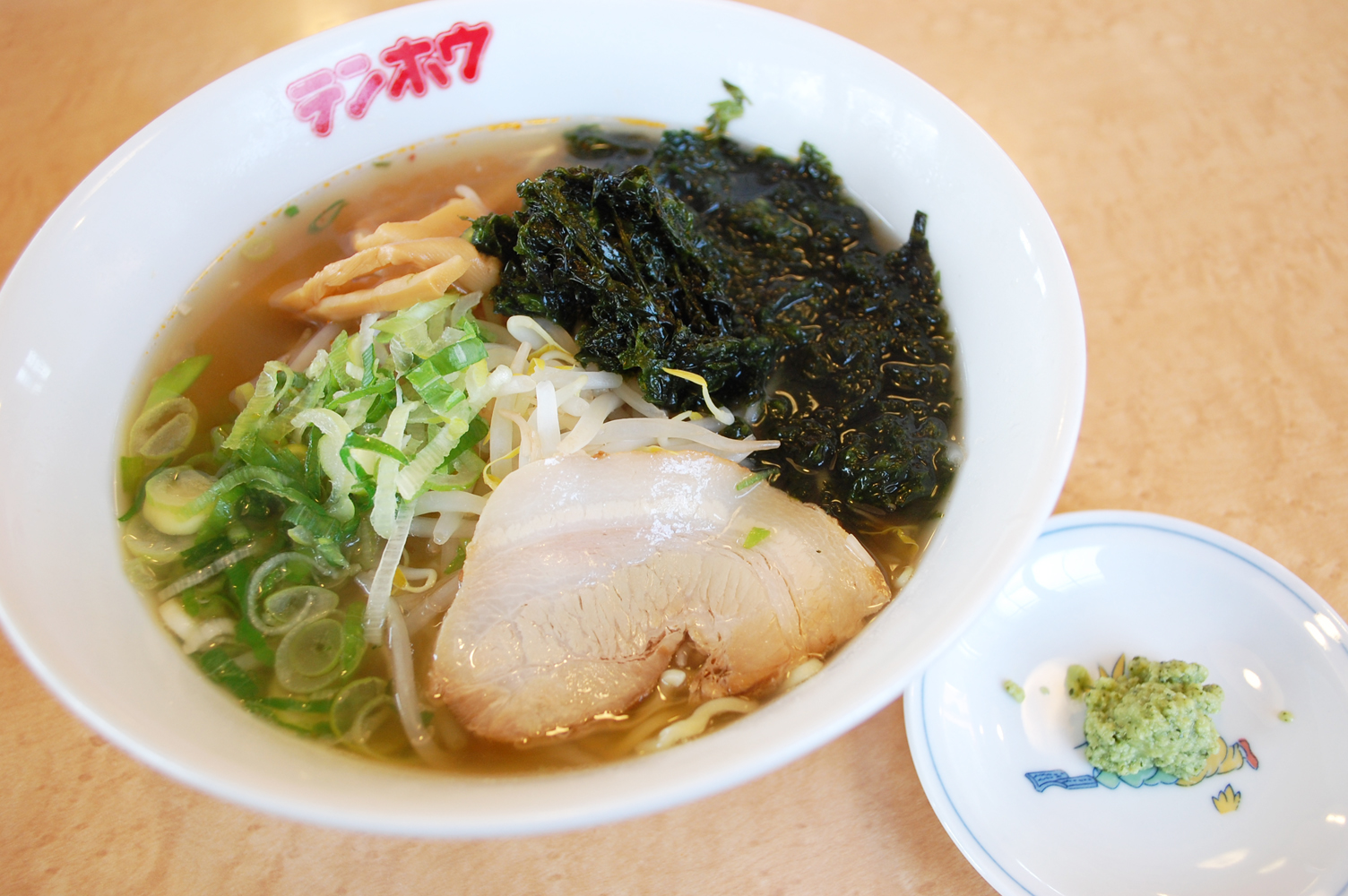 【しじみラーメン】青シソわさびをお好みでとかして食べる